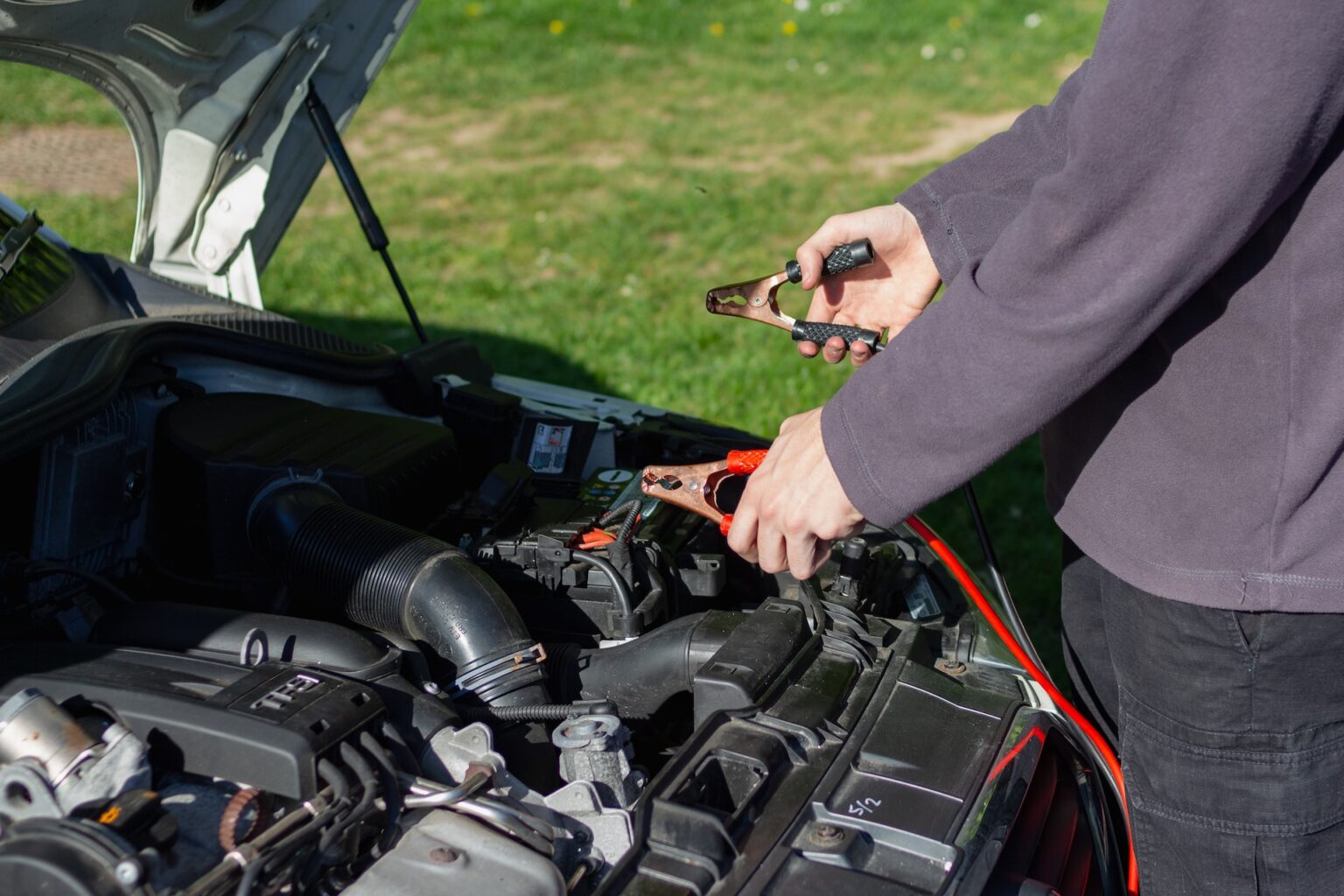 How to Attach Jumper Cables to Start Your Car Mechanical Booster